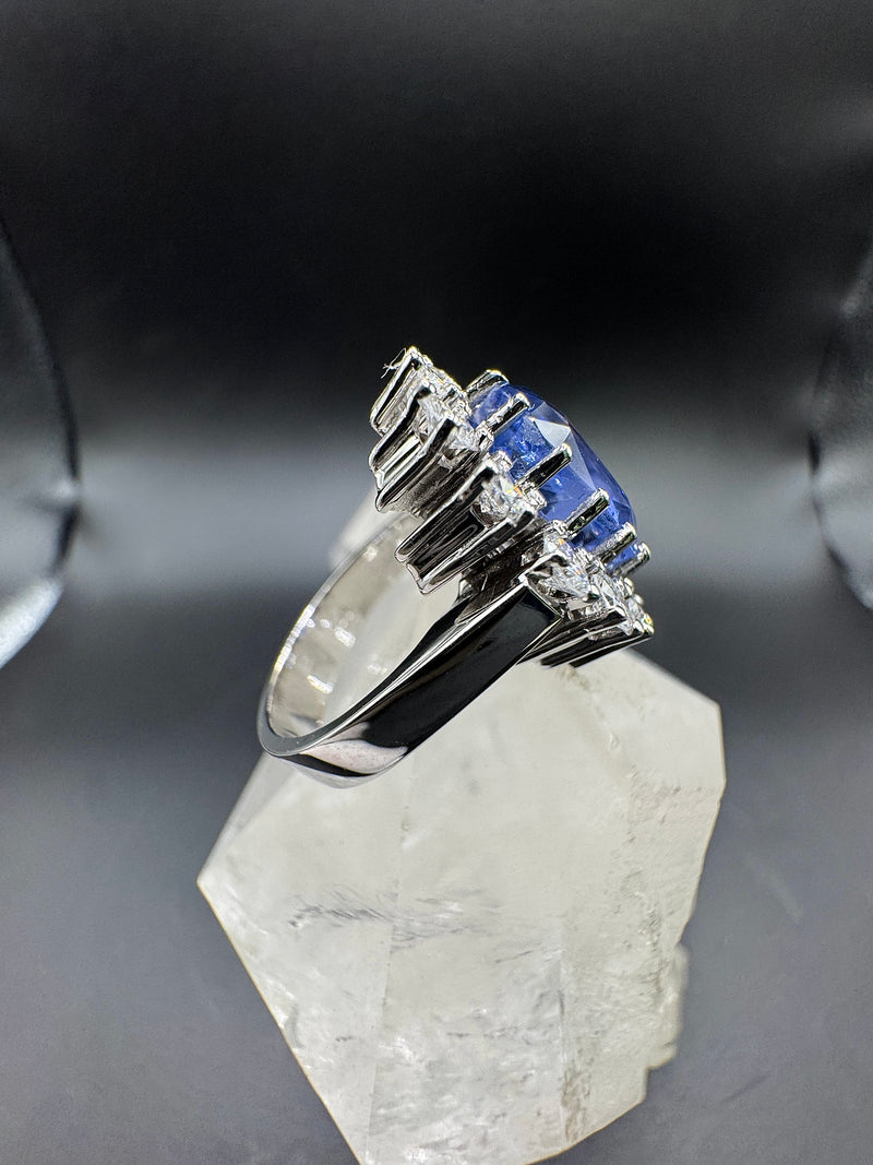 Prunkvoller Entourage Ring in 18 Karat Weißgold mit Saphir & Brillanten