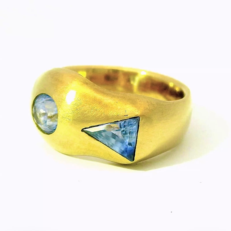 Handgefertigter 18 Karat Gelbgold Ring mit außergewöhnlichen Bicolor-Saphiren