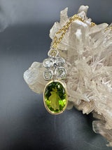 Moderner Peridot Anhänger in 14 Karat Bicolor Gold mit großen Diamanten