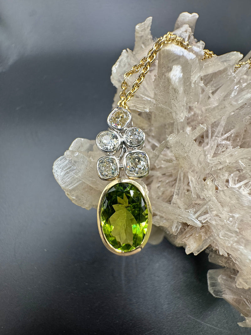 Moderner Peridot Anhänger in 14 Karat Bicolor Gold mit großen Diamanten