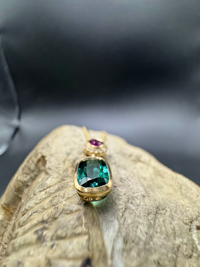 Leuchtender Anhänger in 14 Karat Gelbgold mit Rubin, Turmalin & Brillanten