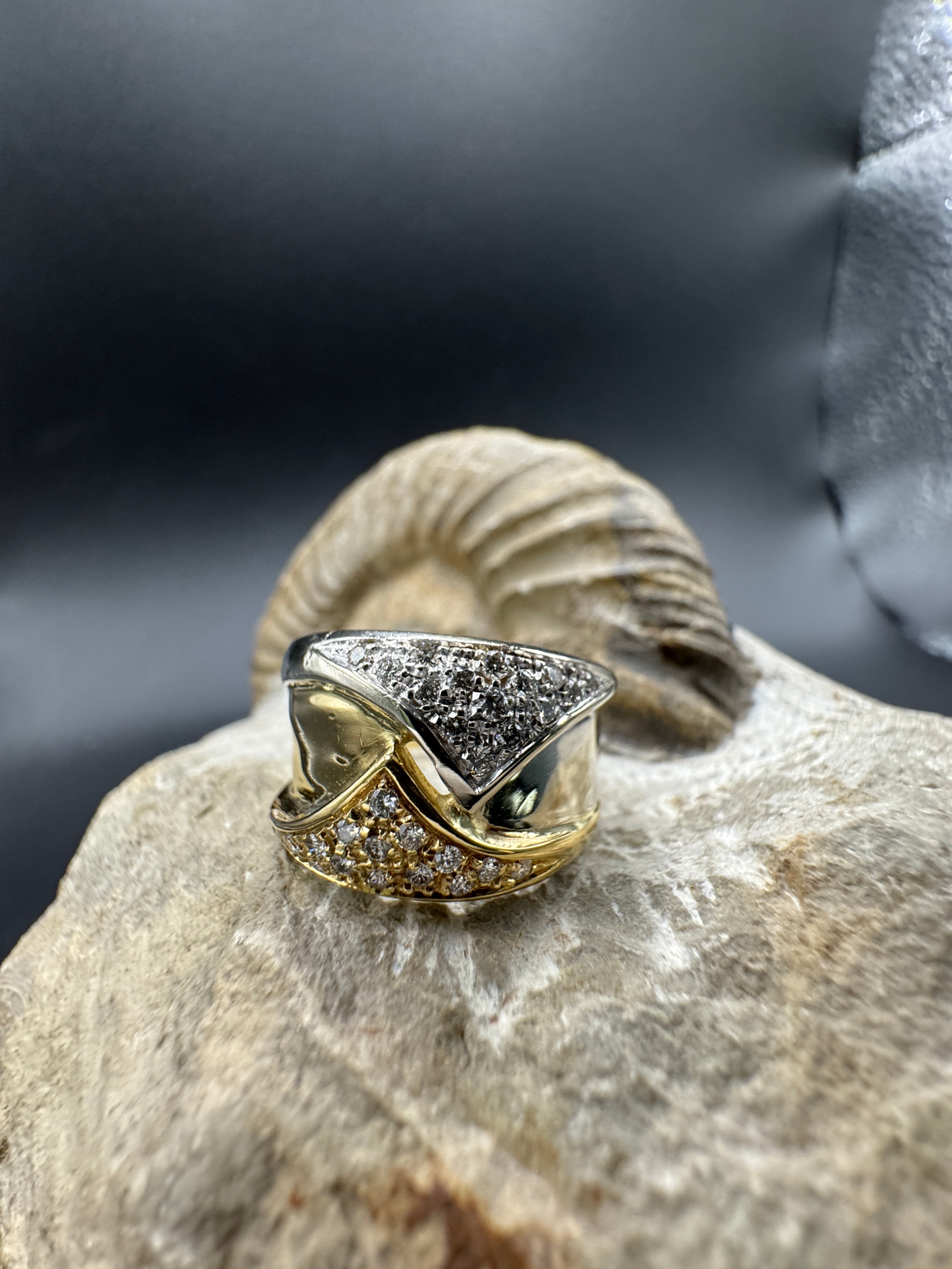 Breiter Bicolor-Ring in 18 Karat Gelb- & Weißgold mit feinen Brillanten