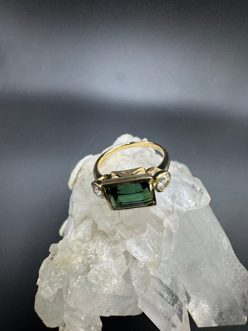 Moderner Turmalin Ring in 14 Karat Gelbgold mit Altschliff Diamanten