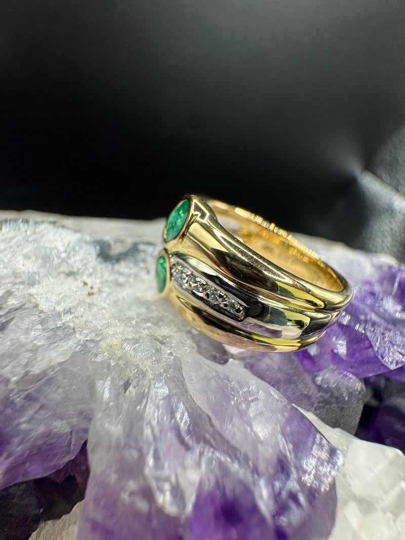 Handgefertigter Ring in 18 Karat Gelbgold mit Smaragden & Brillanten