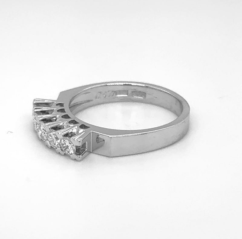 Edler Halbmemory Ring in 18 Karat Weißgold mit hochfeinen Brillanten
