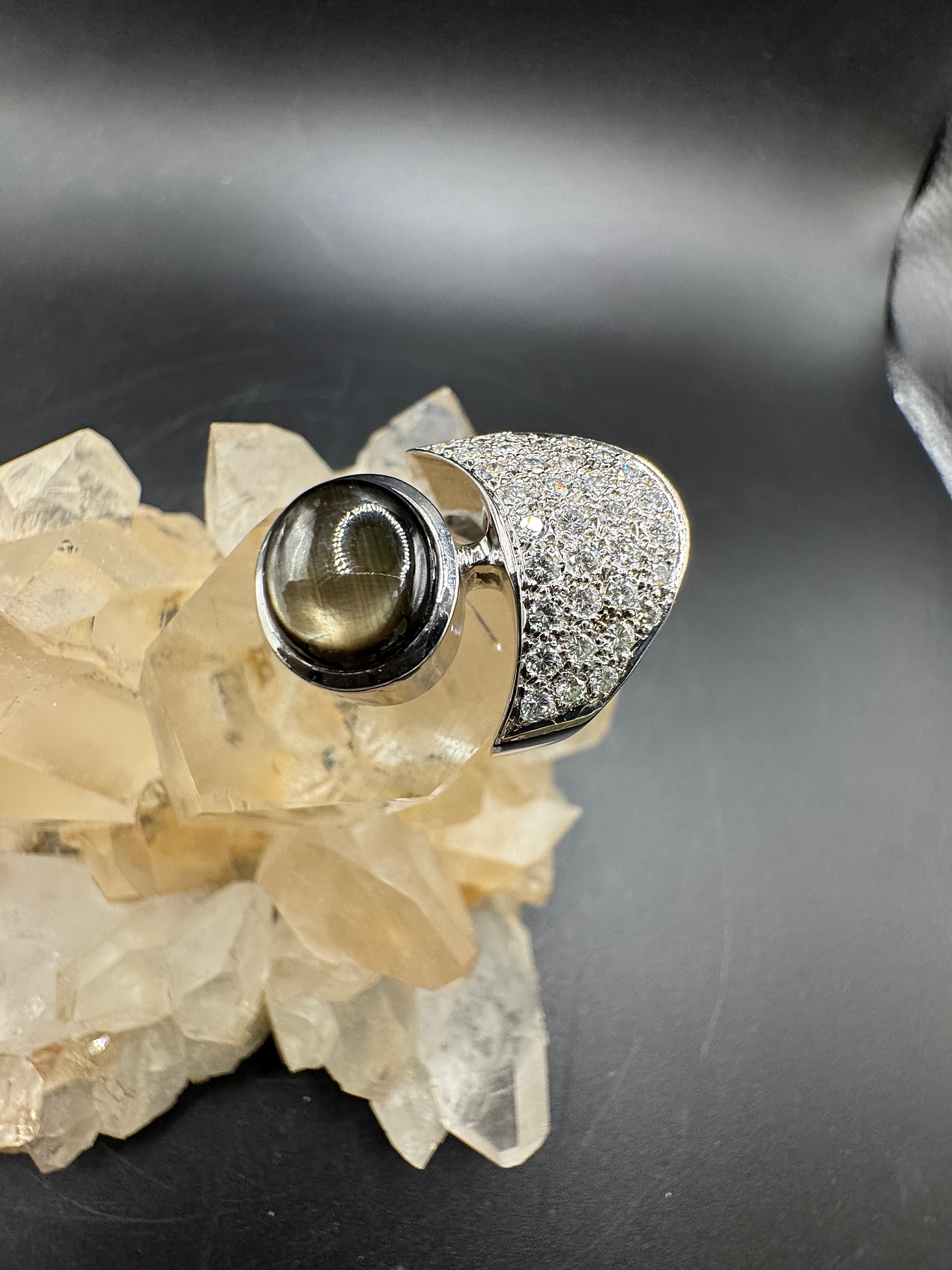 Handgemaakte witgouden ring van 18 karaat met briljant geslepen diamanten &amp; maansteen