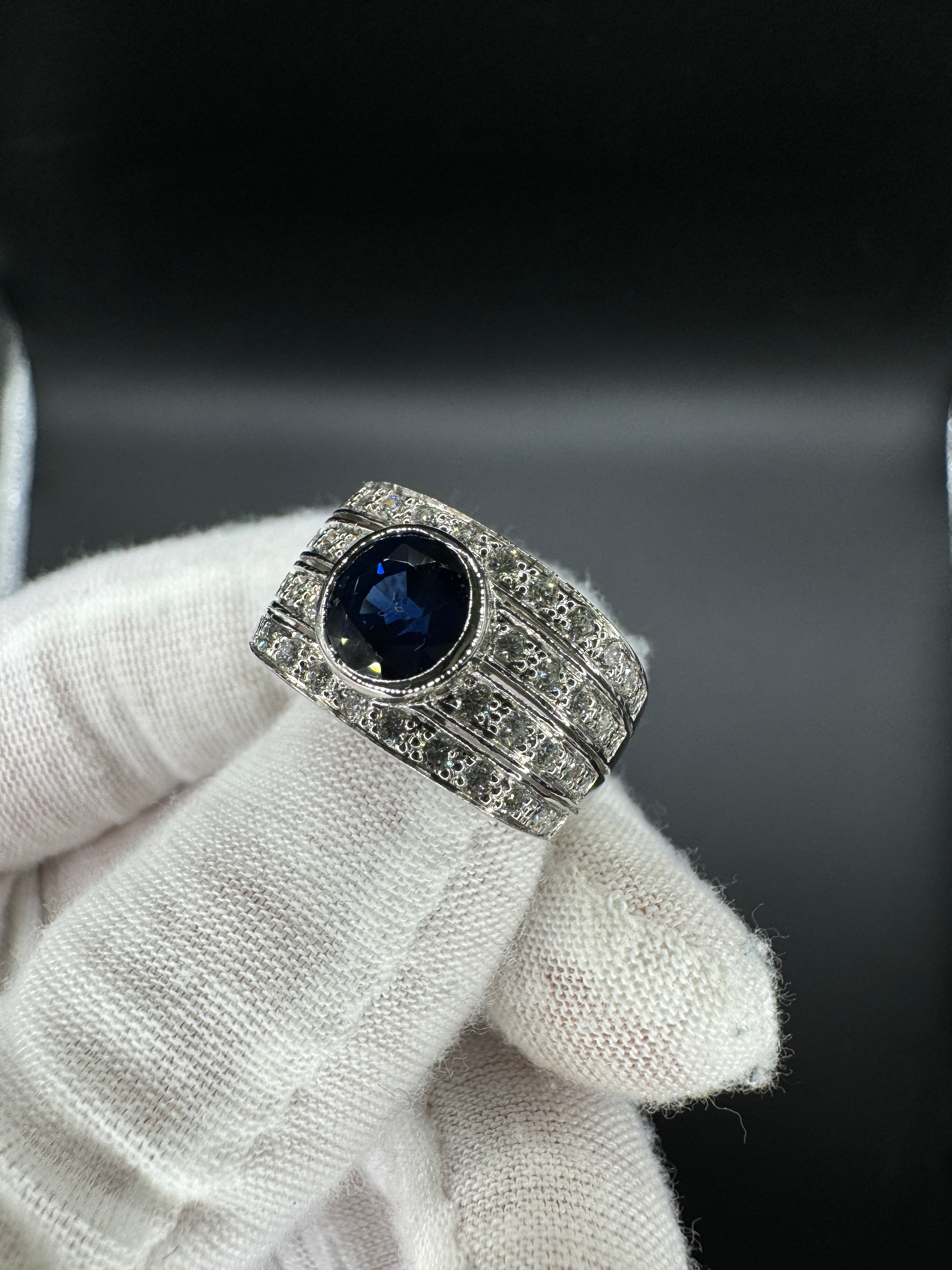 Eindrucksvoller Ring in 18 Karat Weißgold mit augenreinem Saphir und Brillanten