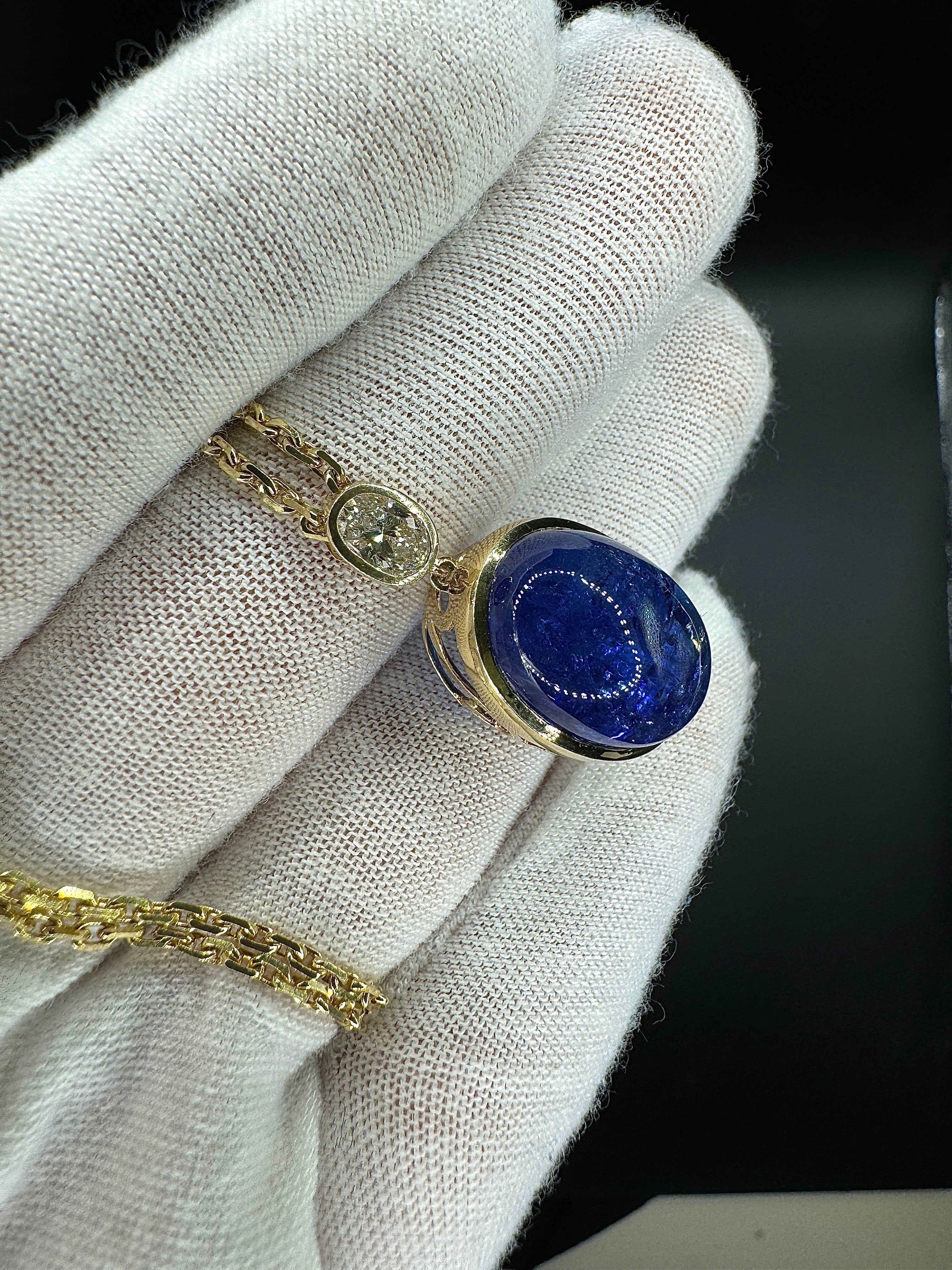 Beeindruckender Tansanit Anhänger in 14 Karat Gelbgold mit ovalen Brillant & Kette