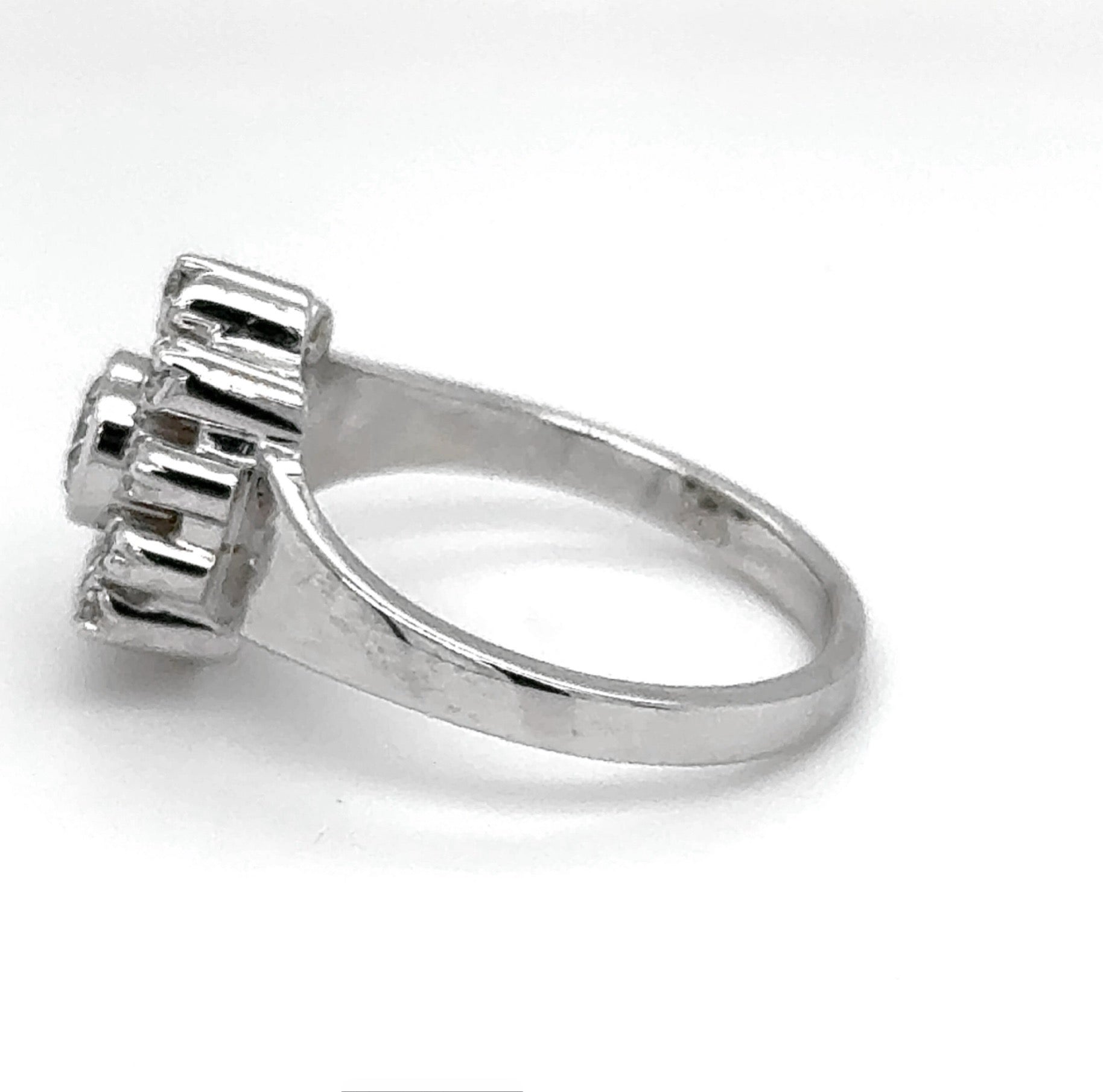 Stilvoller Ring in 18 Karat Weißgold mit feinen Brillanten
