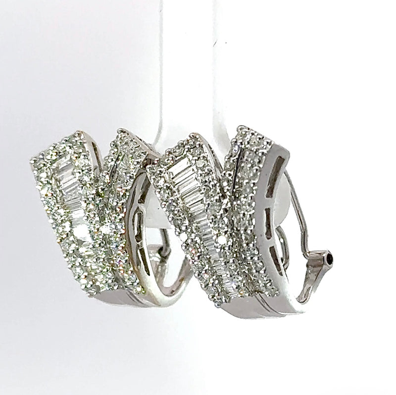 Aufregende Ohrringe in 18 Karat Weißgold mit Brillanten & Diamant-Baguettes