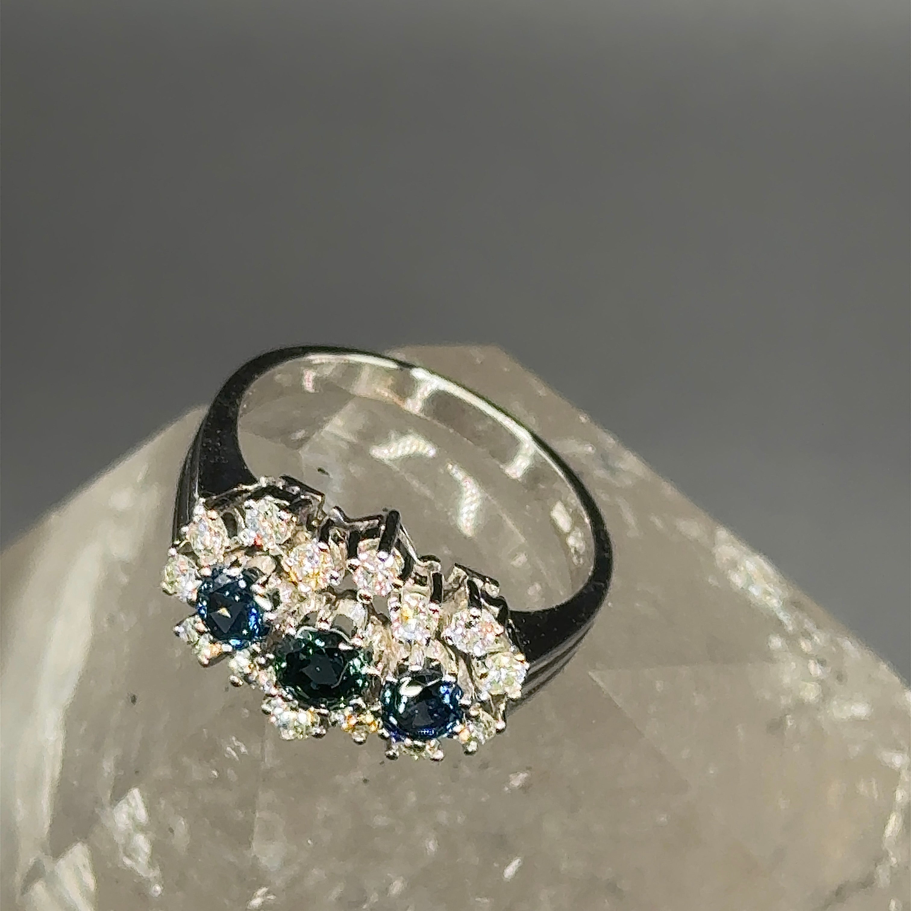 Dekorativer Ring in 14 Karat Weißgold mit feinen Saphiren & Brillanten