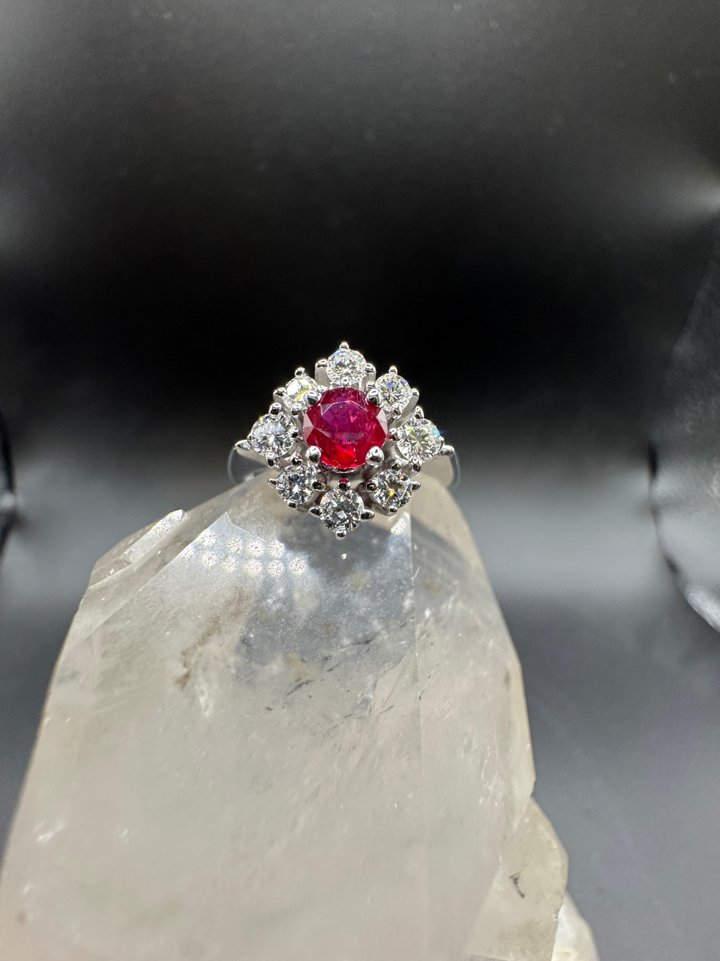 Eleganter Entourage-Ring in 14 Karat (585) Weißgold mit satt rotem Rubin & Brillanten