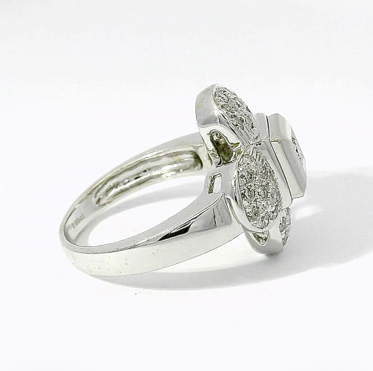 Eleganter Ring in 14 Karat Weißgold mit Brillanten