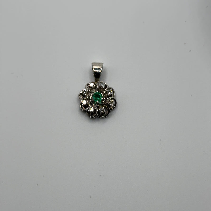 Timeless vintage pendant in 14k white gold with diamonds and emerald