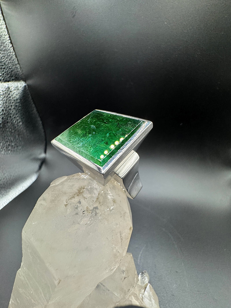 Einmaliger Ring in 18 Karat Weißgold mit beeindruckendem Turmalin