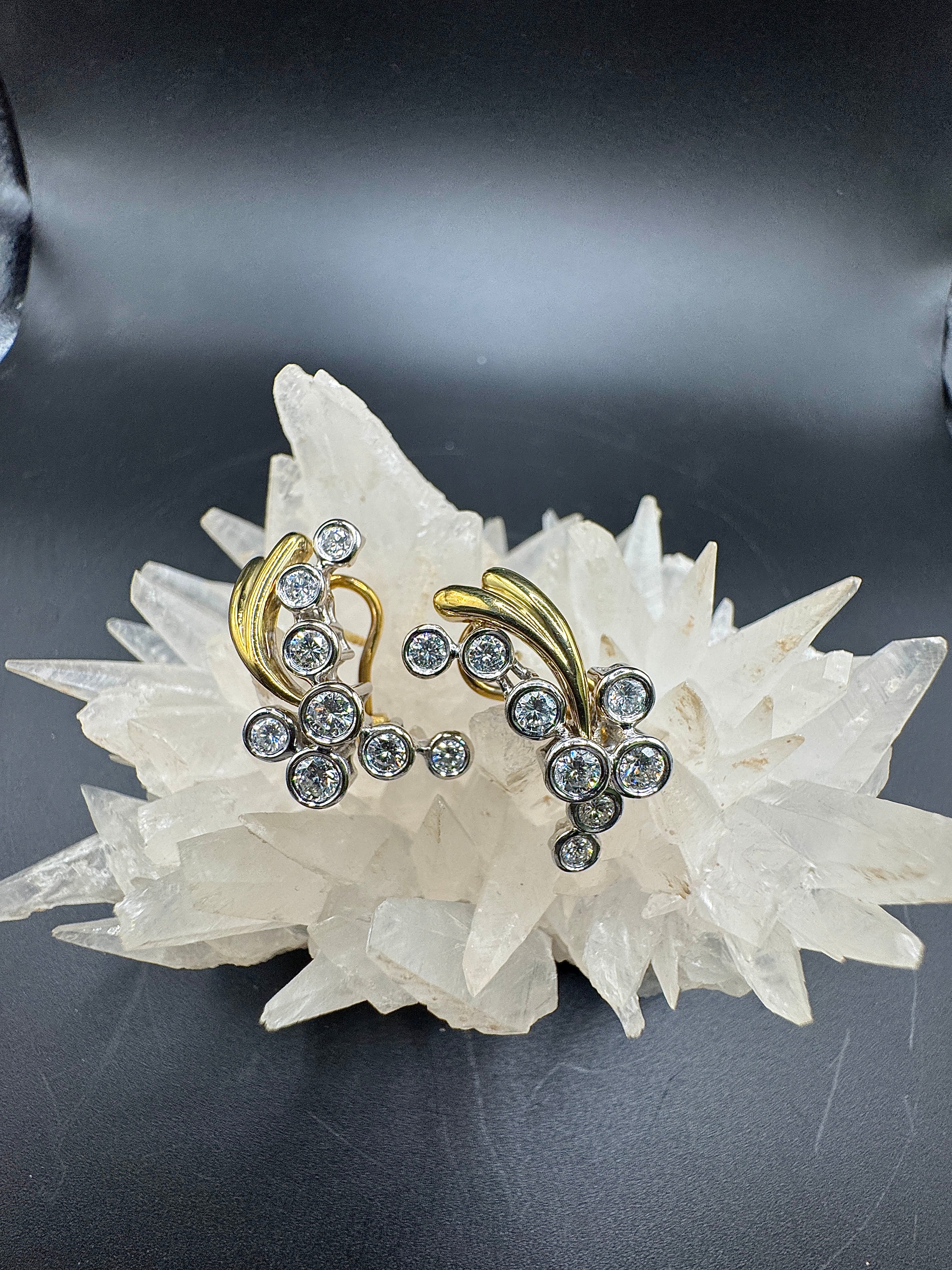 Fancy bicolor earrings in 18 karat gold with fine brilliant-cut diamonds