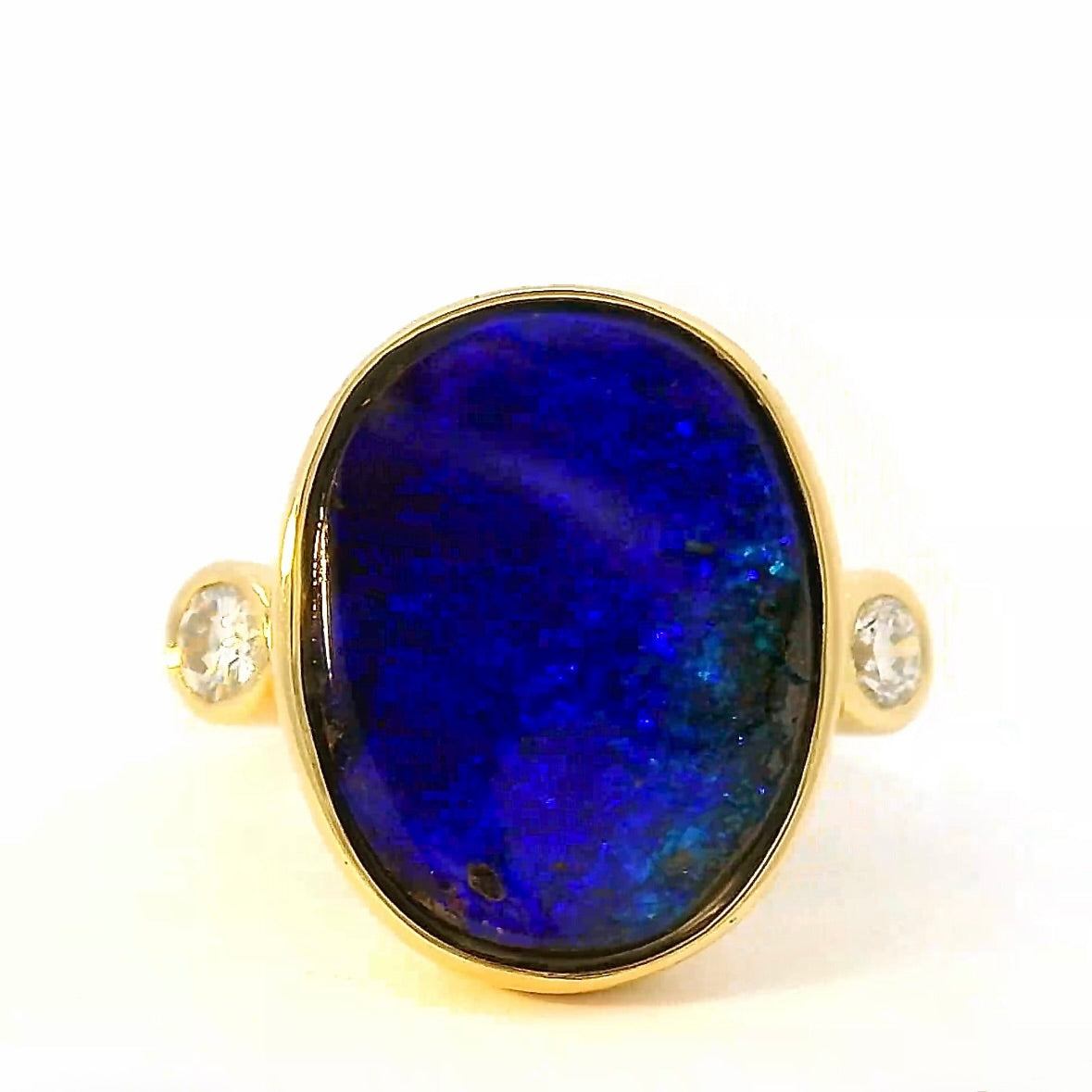 Eleganter Opalring in 18 Karat Gelbgold mit feinen Brillanten