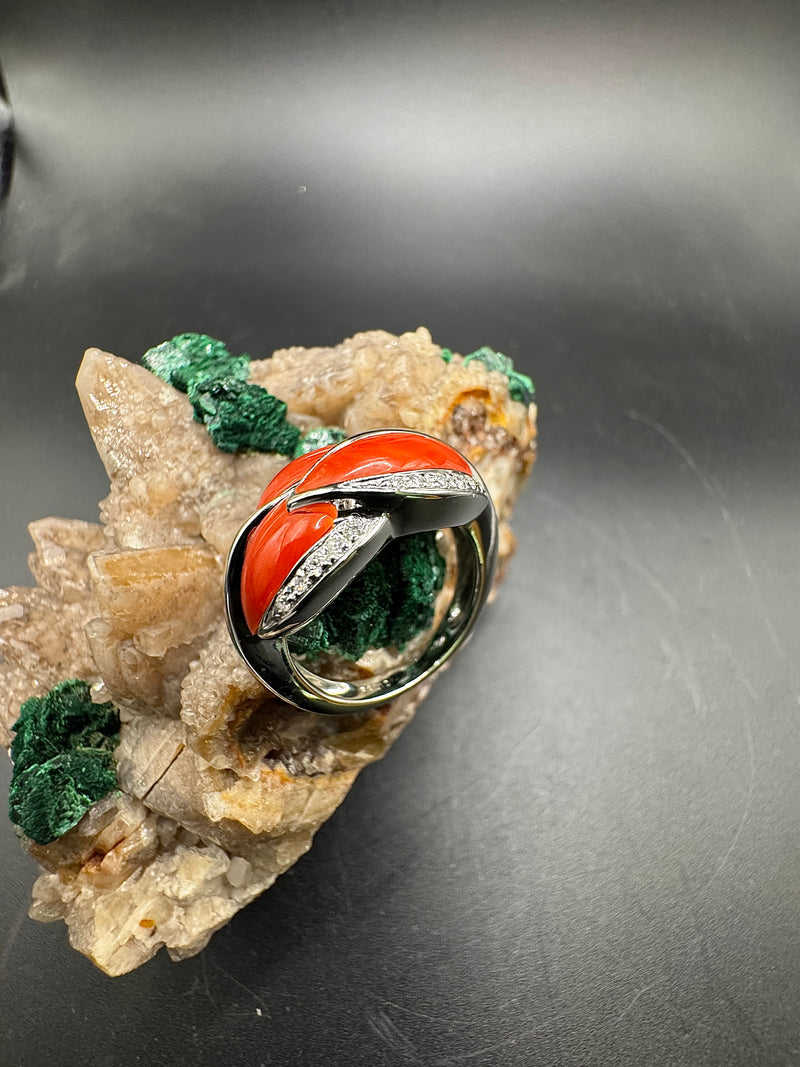 Edler Ring in 18 Karat Weißgold mit leuchtender Koralle & Brillanten