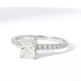 Edler Solitär-Ring in 18 Karat Weißgold mit Radiant-Brillant & Pavé-Besatz