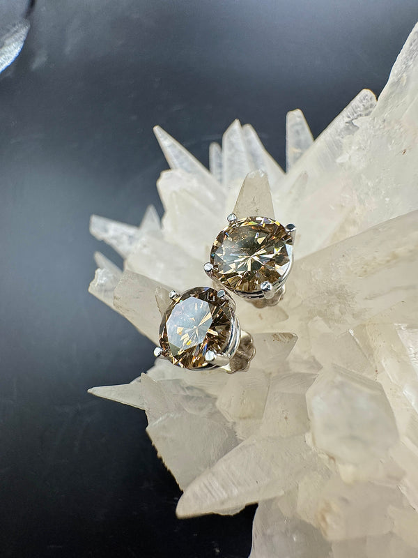 Riesige Brillantstecker in 18 Karat Weißgold mit fancy Brillanten