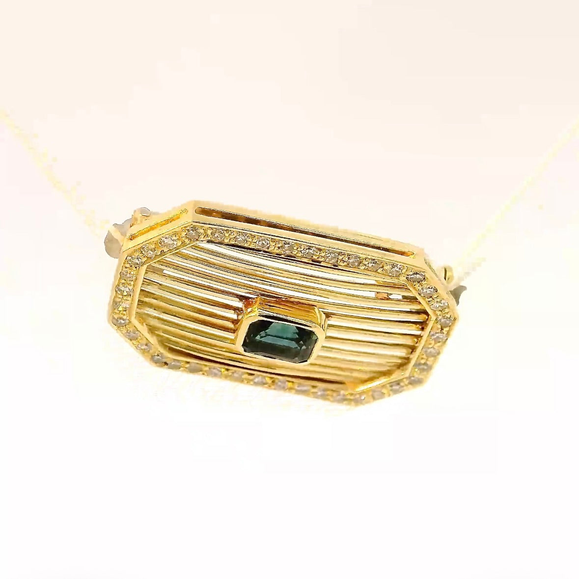 Elegante Brosche in 14 Karat Gelbgold mit Saphir & Diamanten