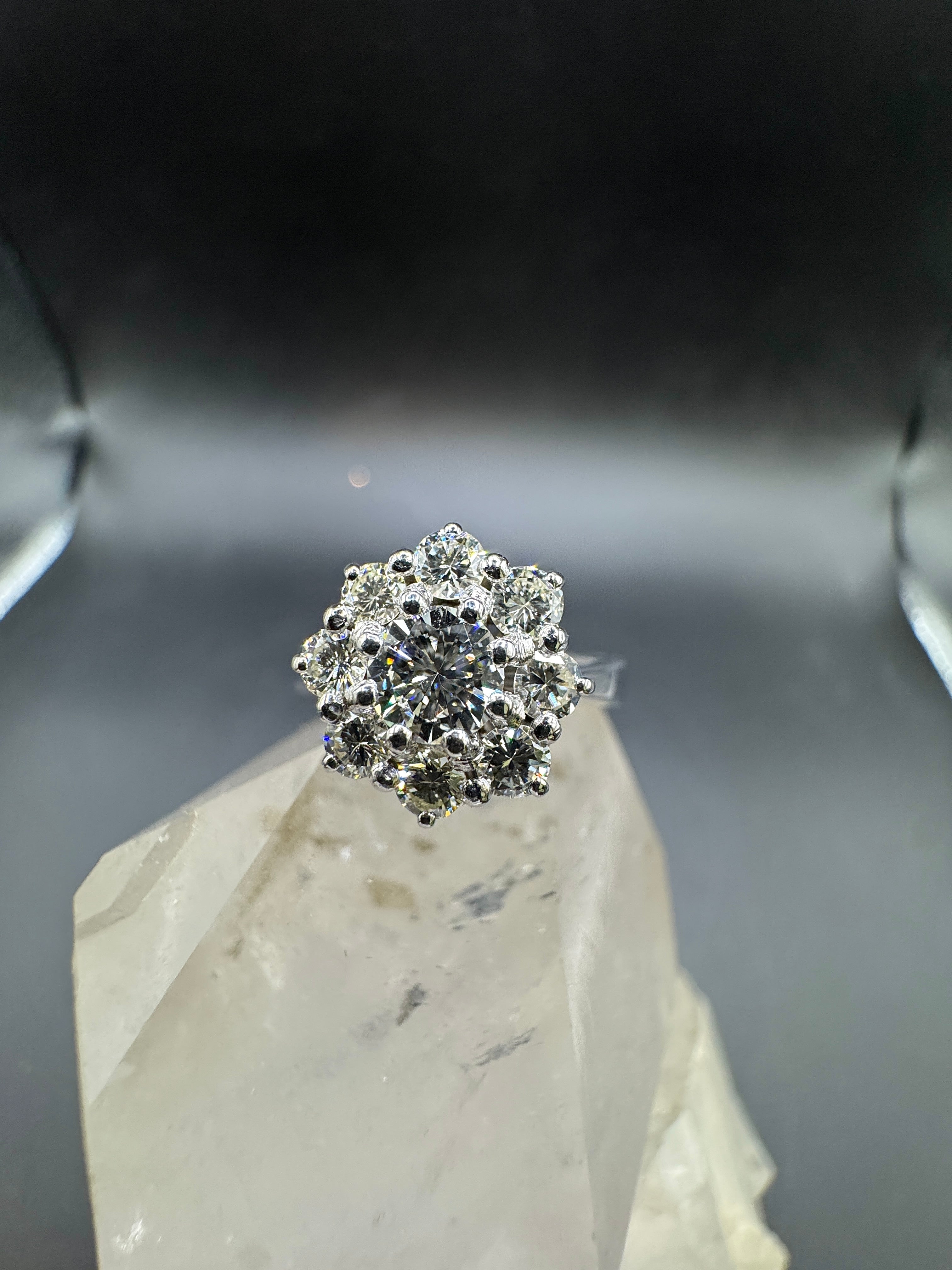 Edler Entourage-Ring in 18 Karat Weißgold mit feinen Brillanten