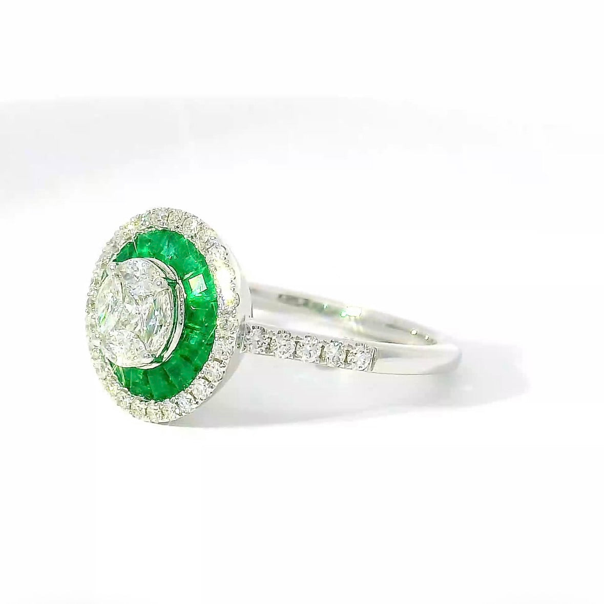 Moderner Ring in 18 Karat Weißgold mit Brillanten & Smaragden