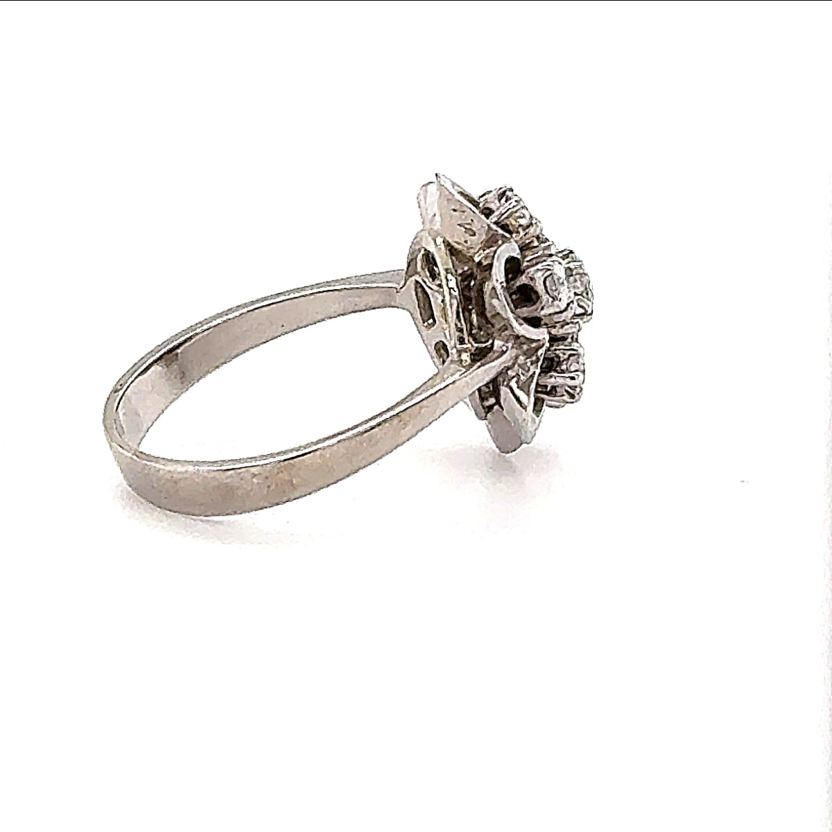 Dekorativer Blumen-Ring in 14 Karat Weißgold mit lebhaften Brillanten