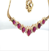 Stilvolles Rubin-Collier in 14 Karat Gelbgold mit Brillanten