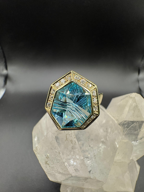 Ausgefallener Ring in 14 Karat Gelbgold mit leuchtendem Topas & Brillanten