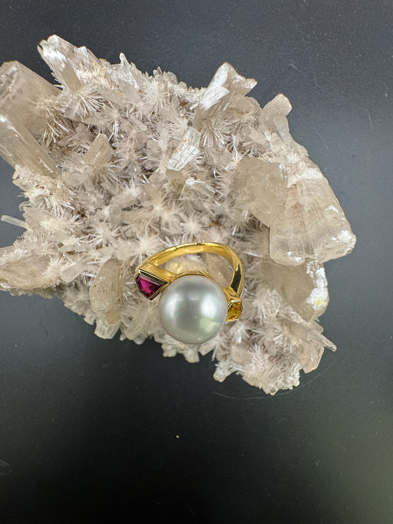 Edler Ring in 18 Karat Gelbgold mit Südseeperle und farbigen Saphiren