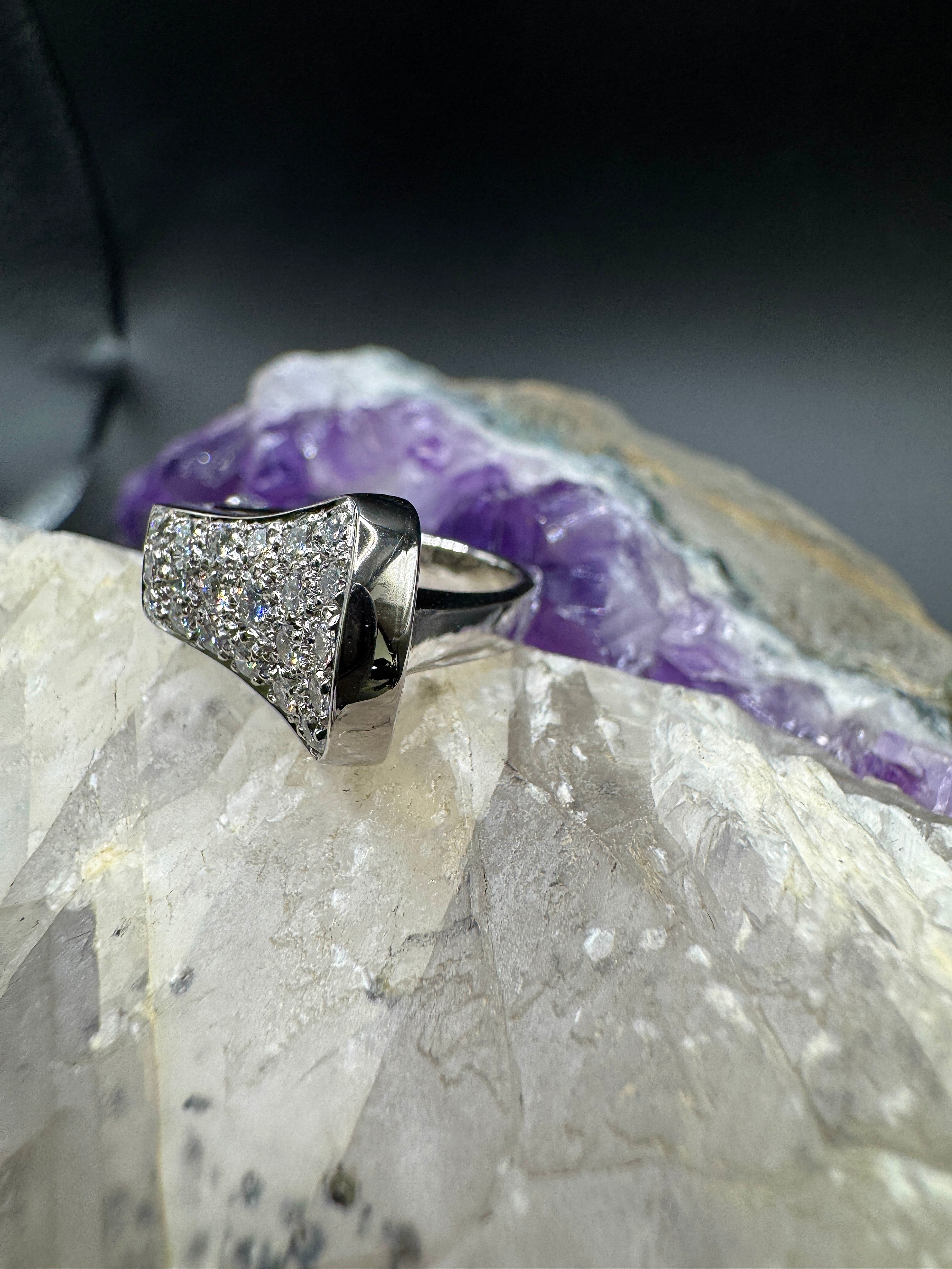 Edler Ring in 18 Karat Weißgold mit feinen Brillanten - Massive Handarbeit