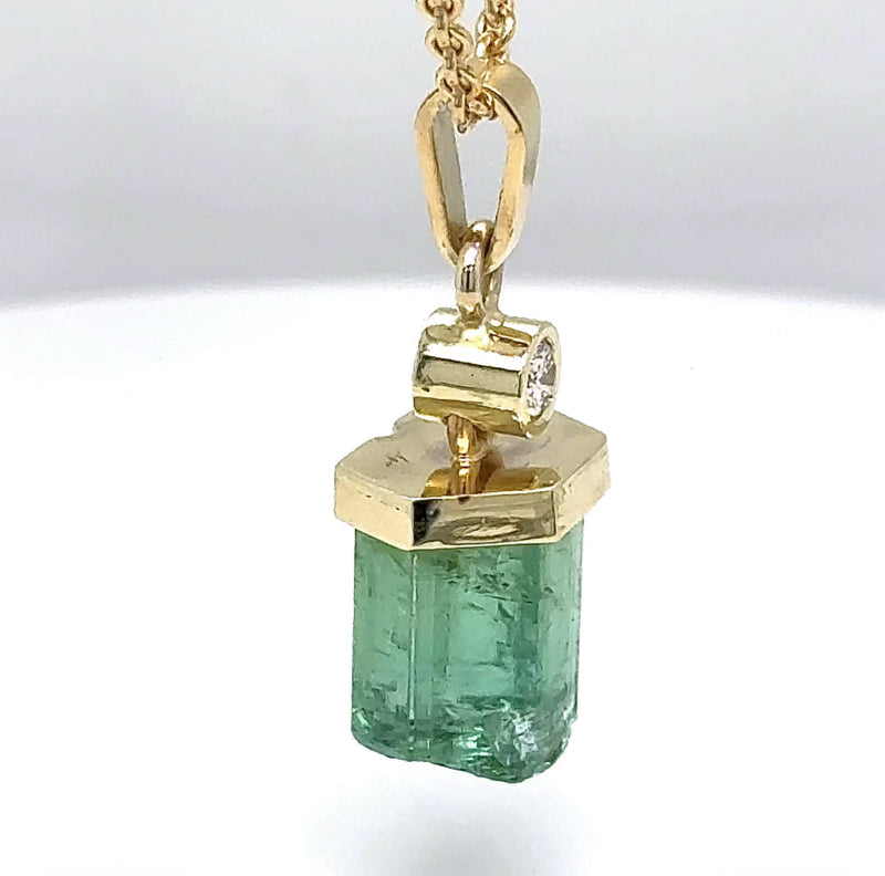 Stilvoller Turmalin Anhänger in 14 Karat Gelbgold mit feinen Brillant - Handarbeit