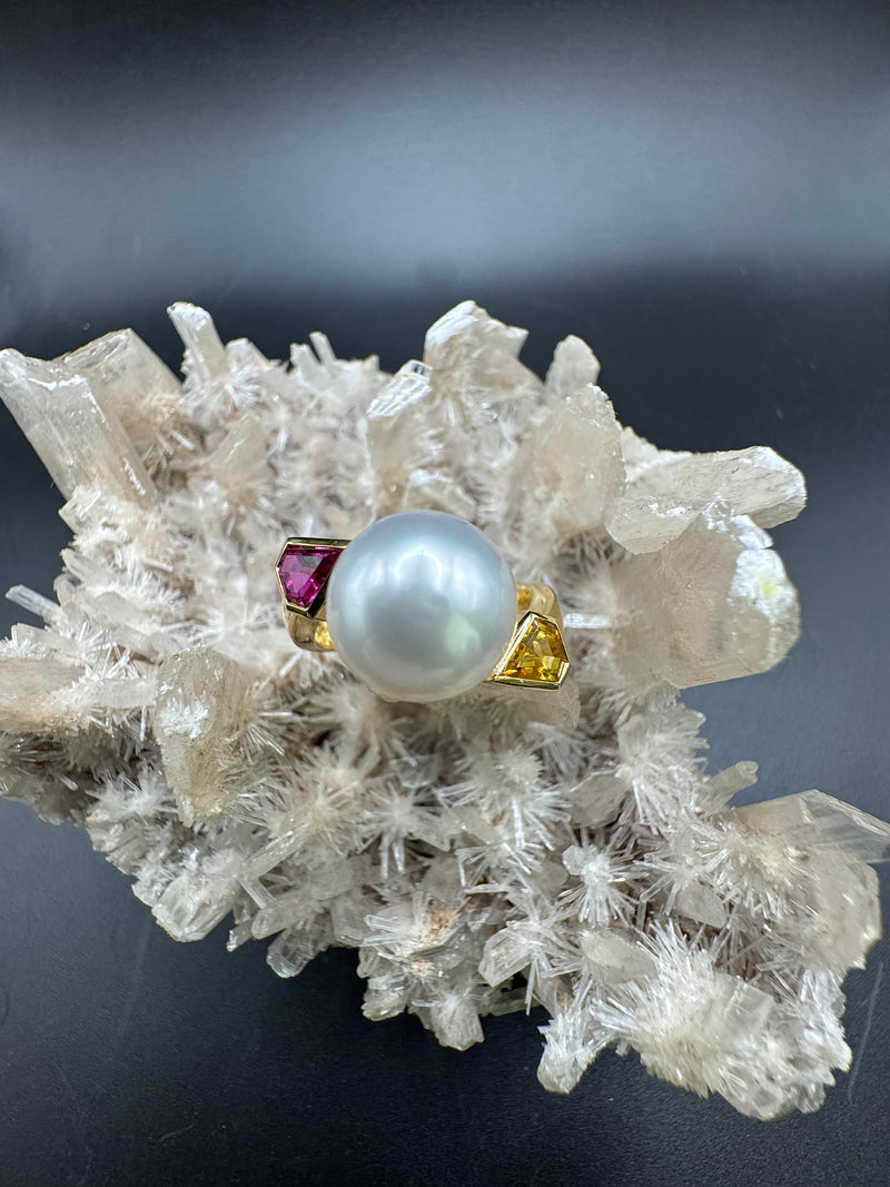 Edler Ring in 18 Karat Gelbgold mit Südseeperle und farbigen Saphiren | Ringe - Schmuck Schroll
