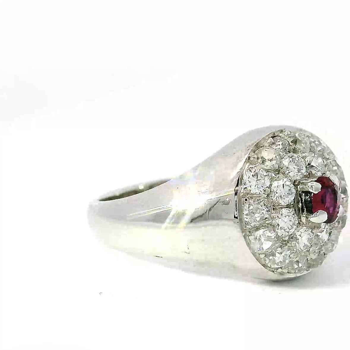 Hochwertiger Vintage Ring in 18 Karat Weißgold mit Rubin & Diamanten