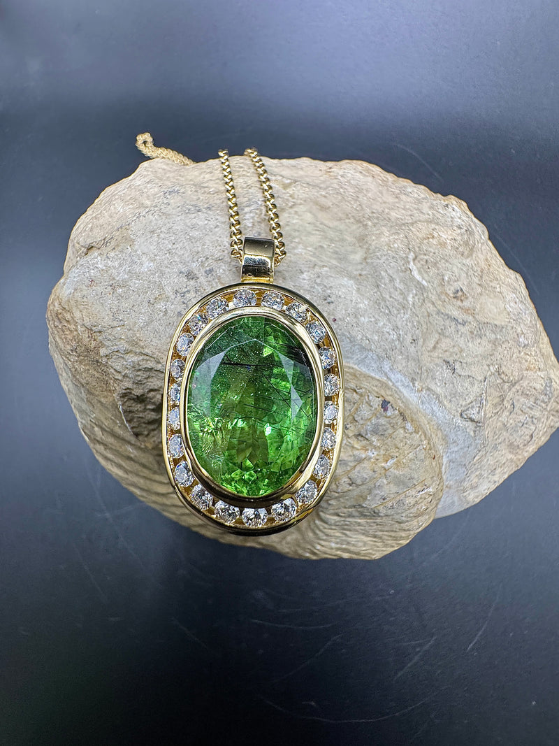 Edler Anhänger in 18 Karat Gelbgold mit großem Peridot & Brillanten