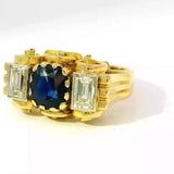 Handgefertigter Ring in 18 Karat Gelbgold mit blauem Saphir & Diamant-Baguettes