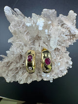 Zeitlose Halbkreolen in 14 Karat Gelbgold mit Rubin und Brillanten