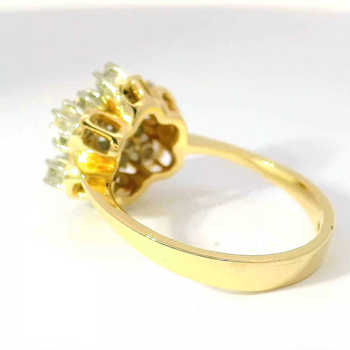 Verspielter Ring in 14 Karat Gelb- und Weißgold mit Saphir & Brillanten