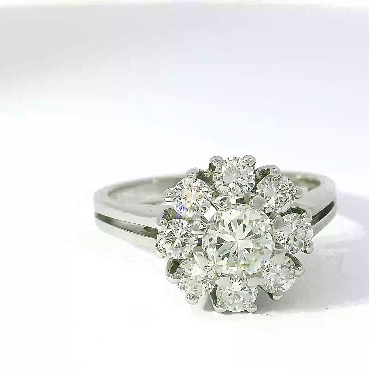 Zeitloser Entourage-Ring in 14 Karat Weißgold mit lebhaften Brillanten