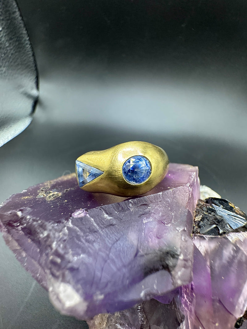 Handgefertigter 18 Karat Gelbgold Ring mit außergewöhnlichen Bicolor-Saphiren