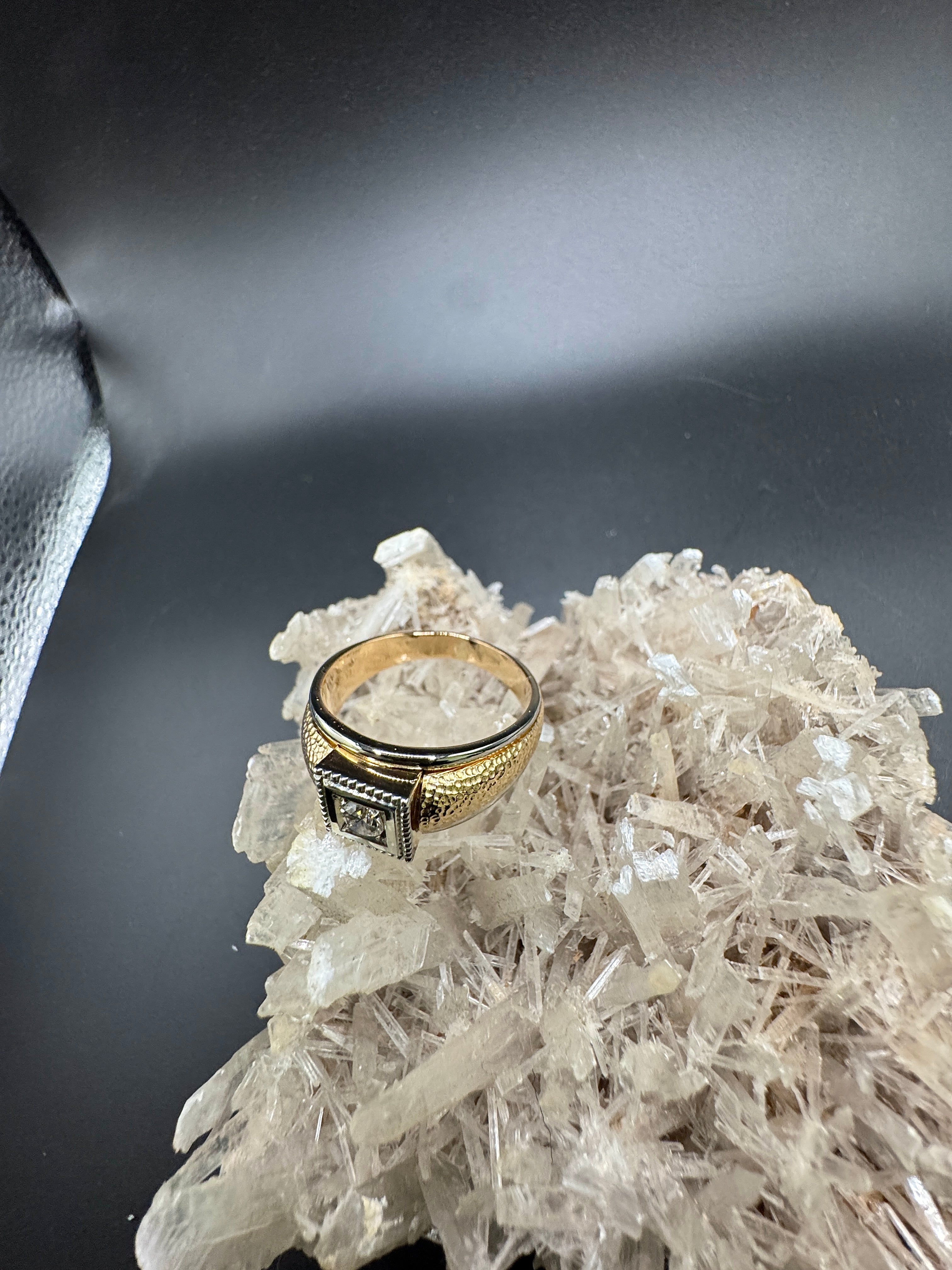 Massiver Solitär-Ring in 18 Karat Gelb & Weißgold