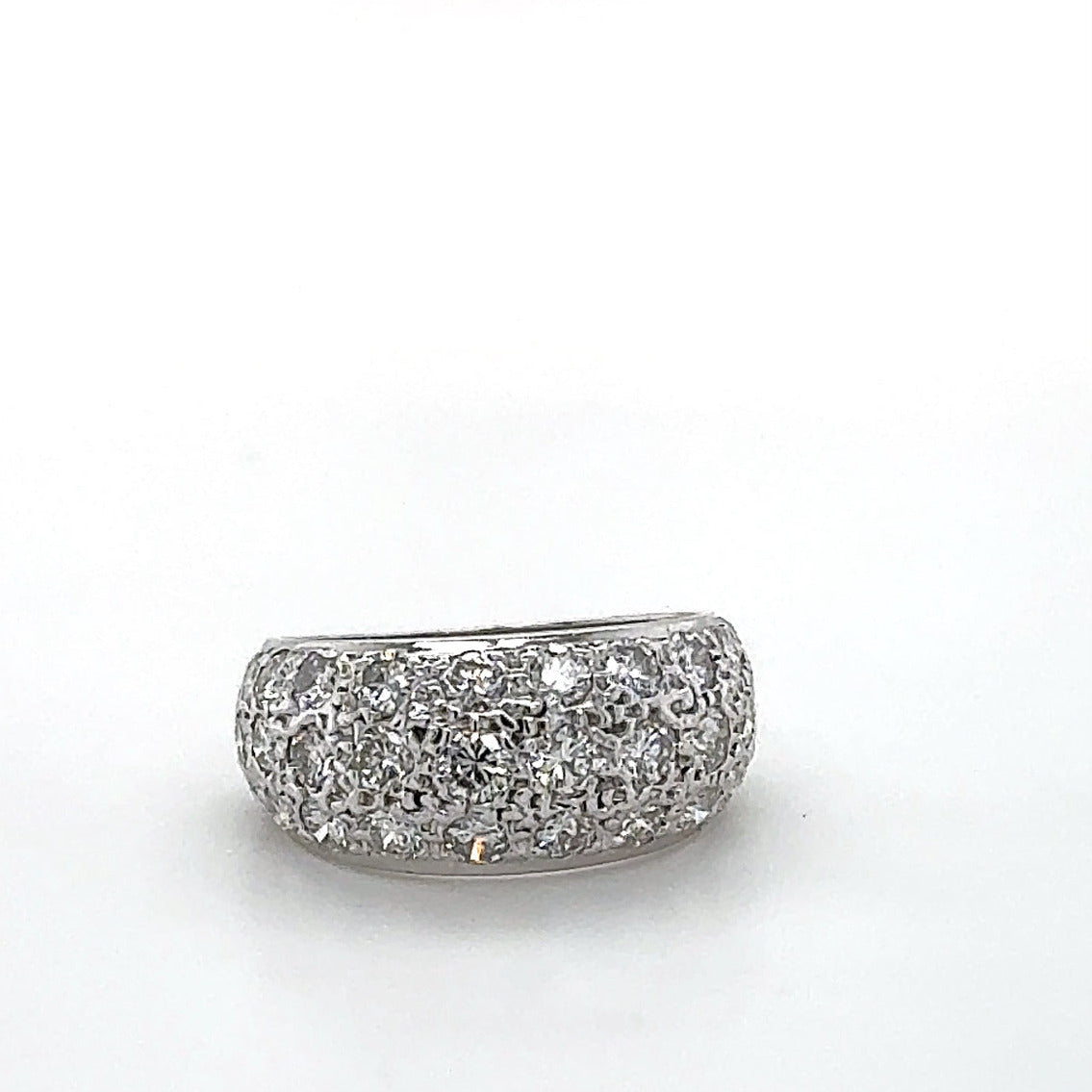 Wirkungsvoller Weißgoldring in 14 Karat mit hochfeinen Brillanten im Pavé-Verschnitt