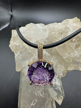 Moderner Anhänger in 14 Karat Gelbgold mit feinen Amethyst & Brillanten