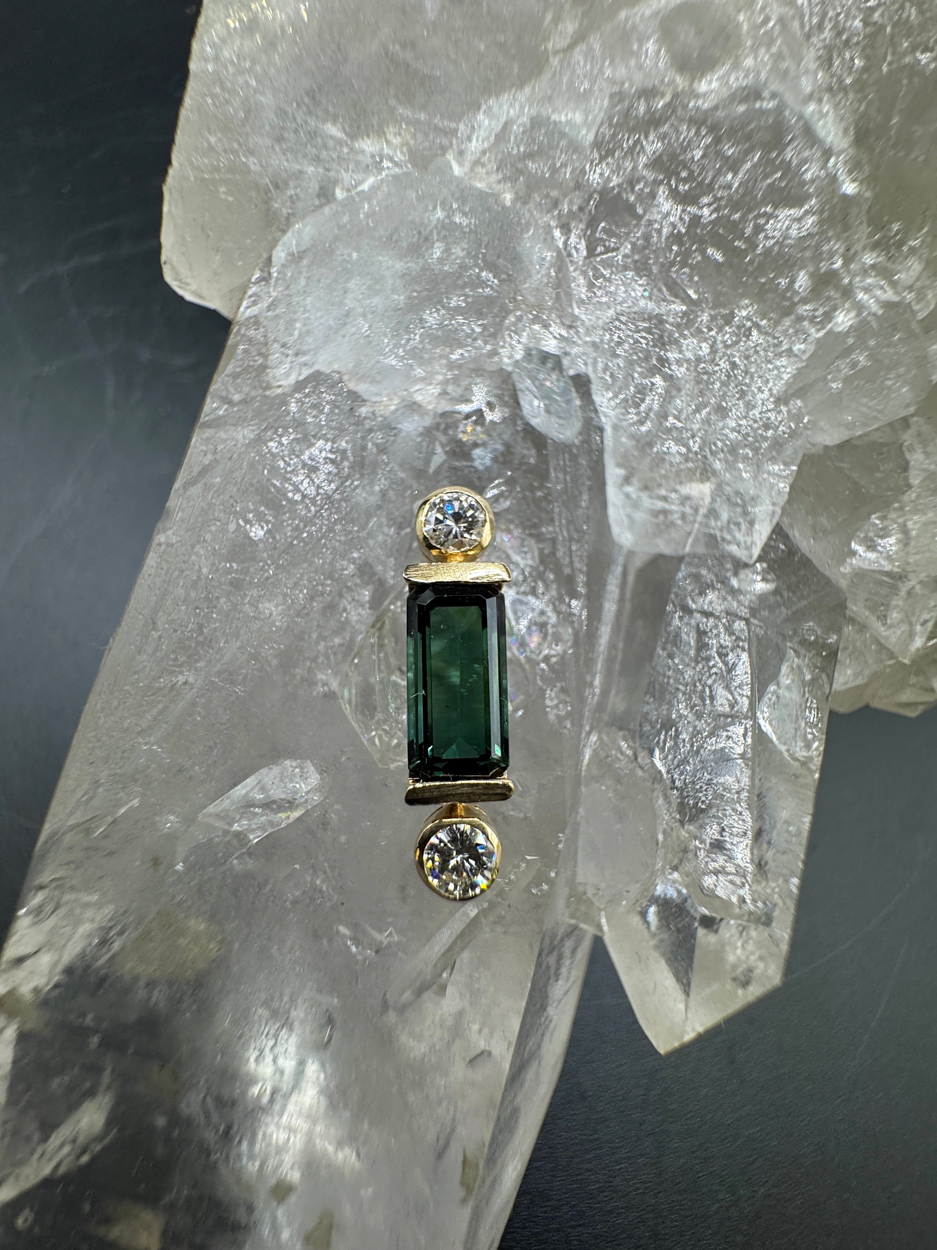 Eleganter Anhänger in 14 Karat Gelbgold mit grünem Turmalin & Brillanten
