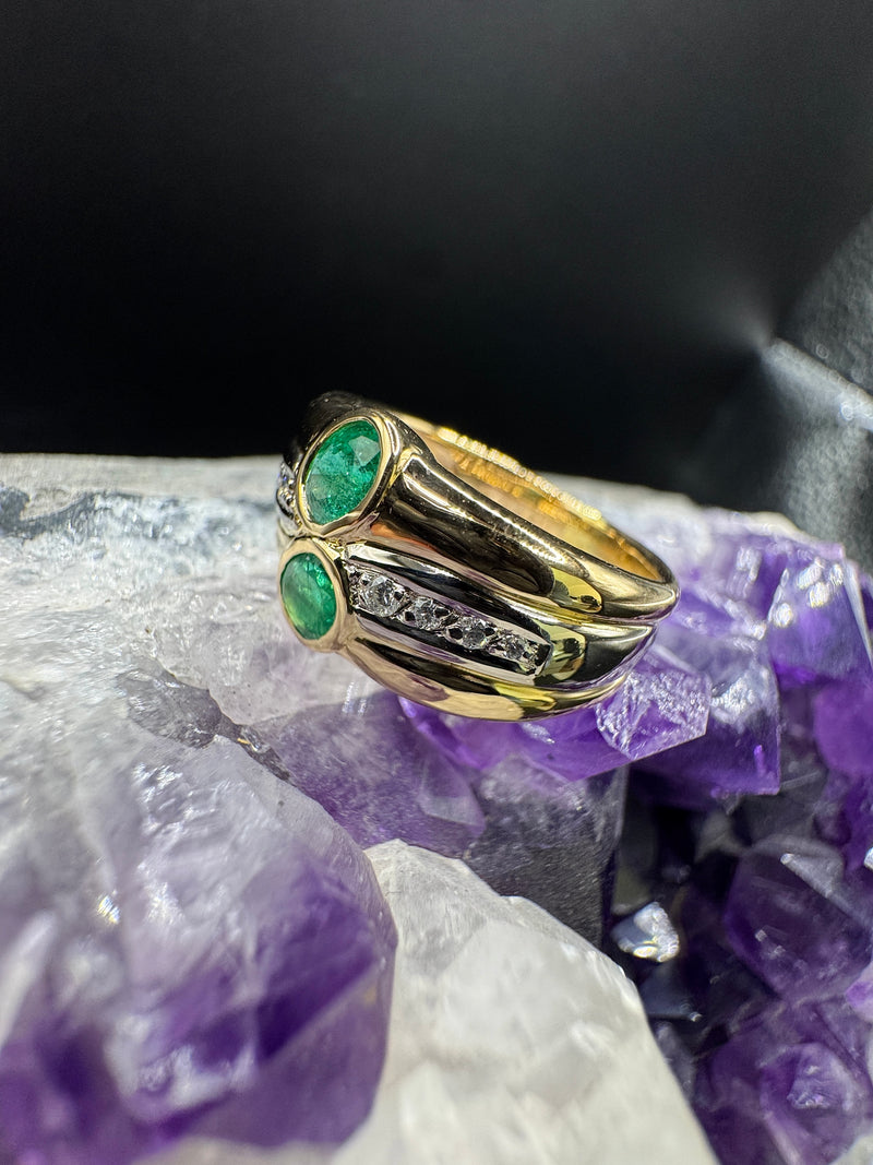 Handgefertigter Ring in 18 Karat Gelbgold mit Smaragden & Brillanten