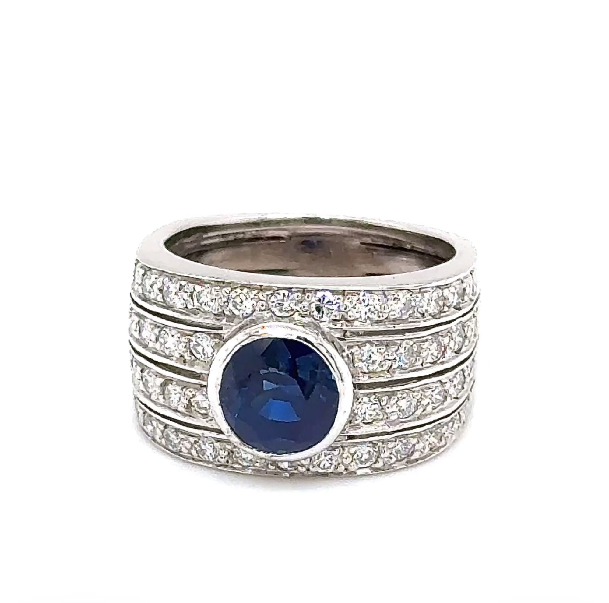 Eindrucksvoller Ring in 18 Karat Weißgold mit augenreinem Saphir und Brillanten