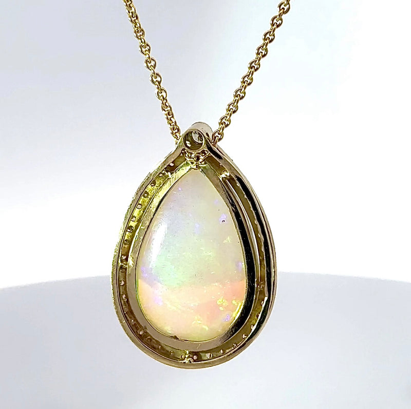 Handgefertigter Anhänger in 14 Karat Gelbgold mit äthiopischem Opal und Brillanten