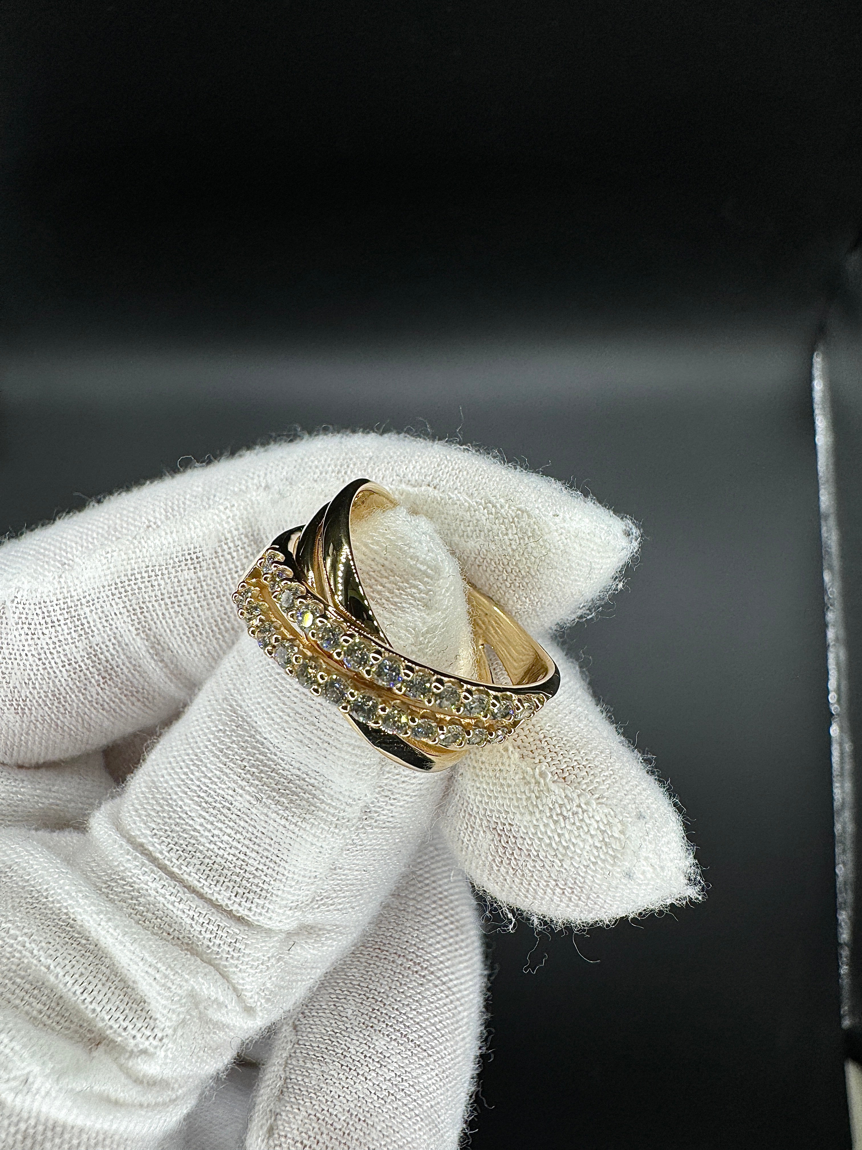 Moderner Moncara Ring in 14 Karat Gelbgold mit lupenreinen Brillanten