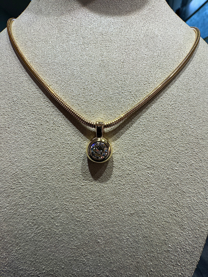 Edler Solitär-Anhänger in 18 Karat Gelbgold mit hochfeinem Brillanten | Halsketten - Schmuck Schroll